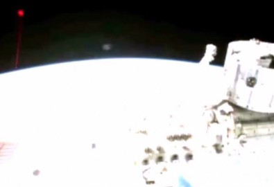 Những người đam mê UFO thường nghiên cứu kỹ những thước phim của Trạm vũ trụ quốc tế và dường như mới đây đã phát hiện một “quả cầu đỏ lớn” đang bắn một “chùm tia laser.” (Ảnh chụp từ video Youtube)