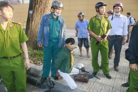 Người đàn ông mặc áo sáng (bìa phải) là nạn nhân của nhóm cướp