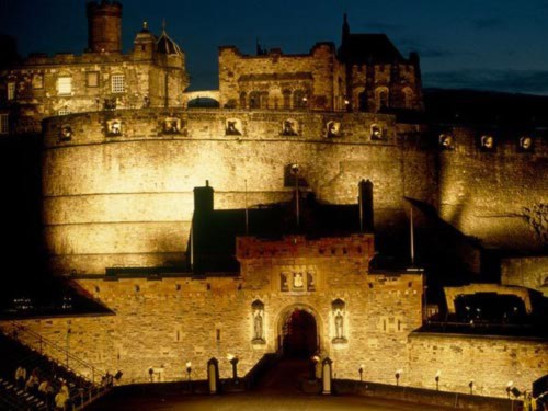 Khám phá những lâu đài cổ kính nhất châu Âu - 10
