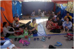 Khoảng 40 người dân ở Kon Tum trong đó có 9 thương lái đã dựng lều trước cổng nhà máy suốt 6 ngày để đòi nợ. Ảnh: Tiến Hùng (vnexpress)