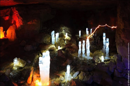Những viên "kim cương" khổng lồ trong hang động ở Nga - 3