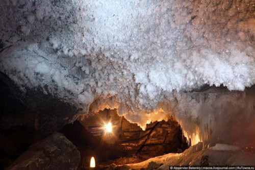 Những viên "kim cương" khổng lồ trong hang động ở Nga - 7