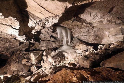 Những viên "kim cương" khổng lồ trong hang động ở Nga - 4