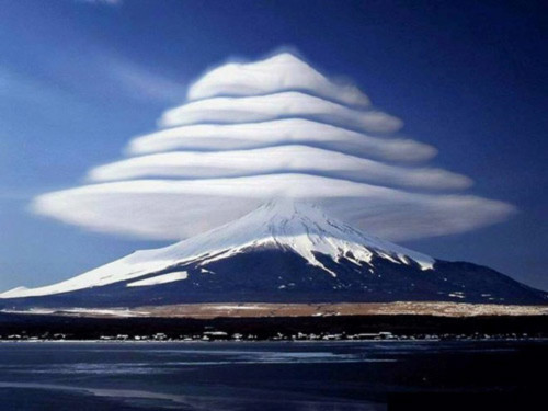 Thú vị hình ảnh núi Phú Sĩ "đội nón" - 1