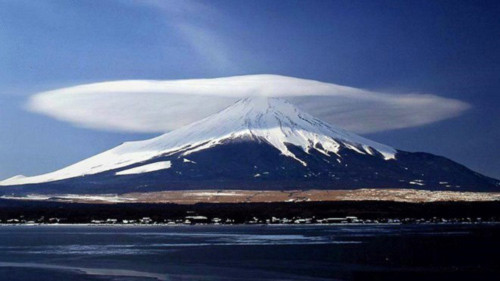Thú vị hình ảnh núi Phú Sĩ "đội nón" - 2
