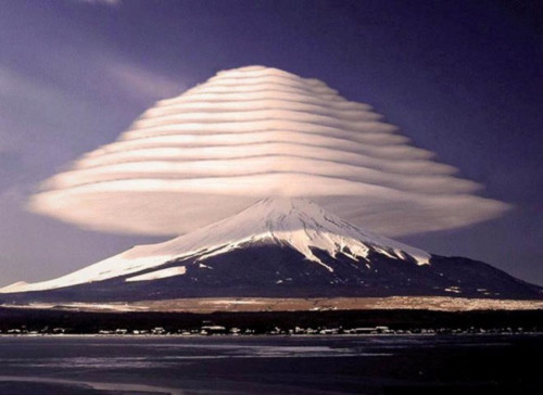 Thú vị hình ảnh núi Phú Sĩ "đội nón" - 3