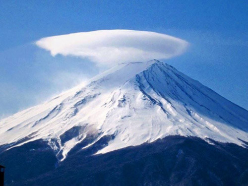 Thú vị hình ảnh núi Phú Sĩ "đội nón" - 4