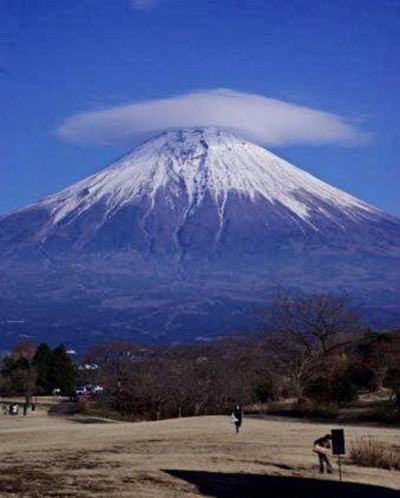 Thú vị hình ảnh núi Phú Sĩ "đội nón" - 5