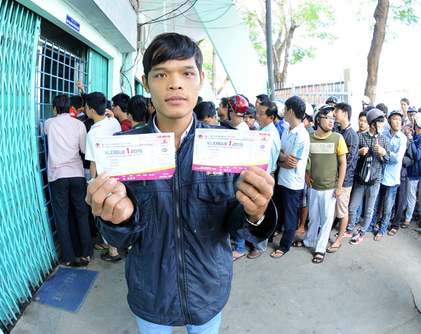 Anh Nghiêm (Tiền Giang) đi xe tới Long An một tiếng đồng hồ để có cặp vé xem trận đấu Đồng Tâm - HAGL