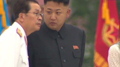 Kim Jong-Un và người chú Jang Song-Thaek (Ảnh: guns-pictures.drippic.com)