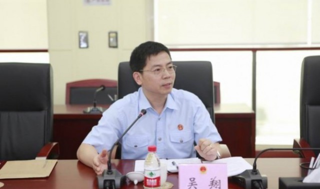 Ngày 2/1, Ngô Tường, một thành viên của Hội nghị Hiệp thương Chính trị Nhân dân Trung Quốc (HNHTCT) tại Quảng Châu, thuộc tỉnh Quảng Đông miền Nam Trung Quốc, đã quát các quan chức cấp cao, yêu cầu họ phải tiết lộ số của cải cá nhân. (Weibo.com)