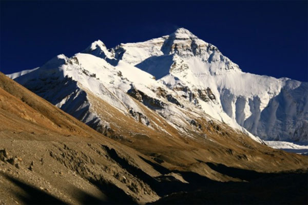 Ngọn núi nào cao nhất từ tâm trái đất?