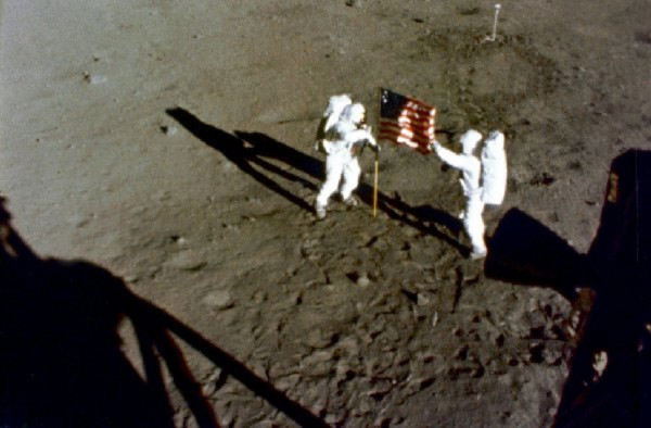 Tìm thấy túi dụng cụ của người đầu tiên lên Mặt Trăng
