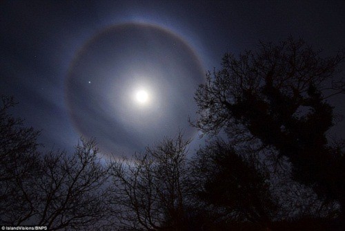 “Vầng hào quang” của mặt trăng xuất hiện ở Anh - 1