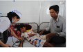 Em Ngô Hoàng Hải được điều trại tại Bệnh viện Đa khoa tỉnh Cà Mau - Ảnh: T.Thái. Báo tuổi Trẻ