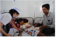 Em Ngô Hoàng Hải được điều trại tại Bệnh viện Đa khoa tỉnh Cà Mau - Ảnh: T.Thái. Báo tuổi Trẻ