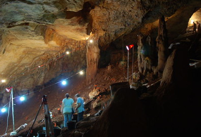 Ảnh chụp “MANOT CAVE EXCAVATION” của đoàn thám hiểm Hang Manot, đăng ký số CC BY-SA 3.0 trên Wikimedia Commons