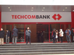 Bên ngoài một chi nhánh ngân hàng Techcombank ở Hà Nội trưa ngày 24/12/2012. RFA photo