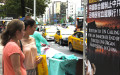 Hoạt cảnh dựng lại quá trình mổ cướp nội tạng (tại một địa điểm thuộc thành phố Đài Bắc) đã khiến các du khách dừng chân theo dõi. (Ảnh: Đường Tân – Đại Kỷ Nguyên)