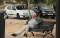 Một người lớn tuổi ngủ gục ở băng ghế trong công viên. (Henry Hemming/Flickr)