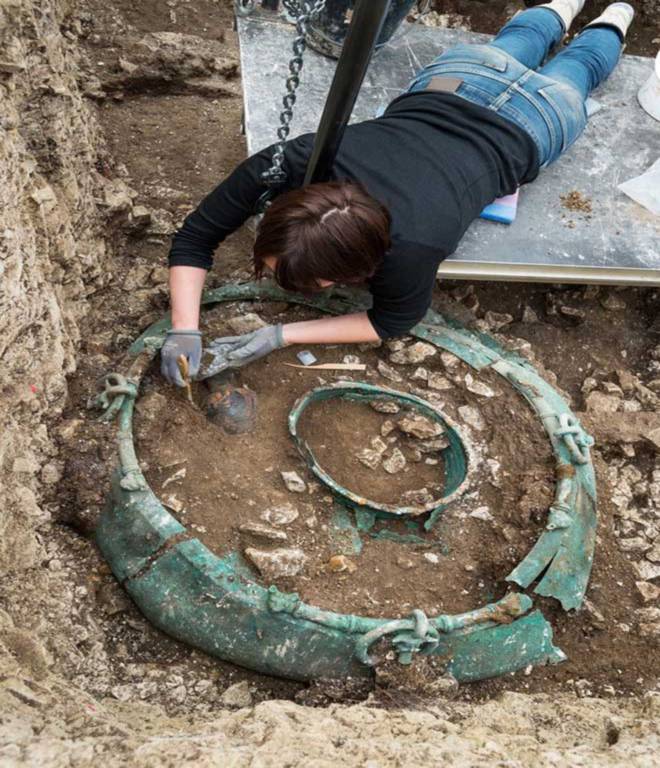 Ngựa xe, cổ vật trong lăng mộ 2.500 năm của hoàng tử ở Pháp