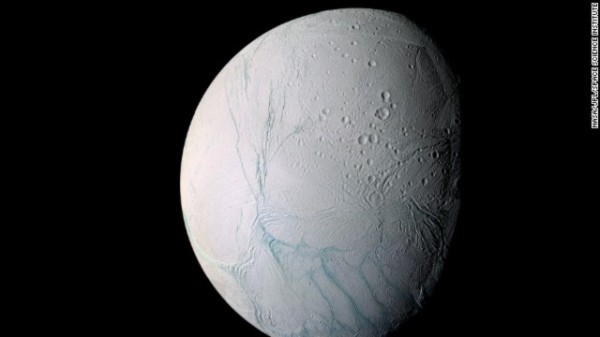 Phát hiện có hồ nước nóng trên Mặt Trăng Sao Thổ