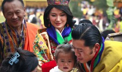 Vua Bhutan thứ 5 cùng hoàng hậu gặp gỡ mọi tầng lớp nhân dân