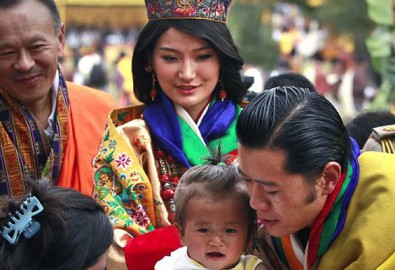 Vua Bhutan thứ 5 cùng hoàng hậu gặp gỡ mọi tầng lớp nhân dân