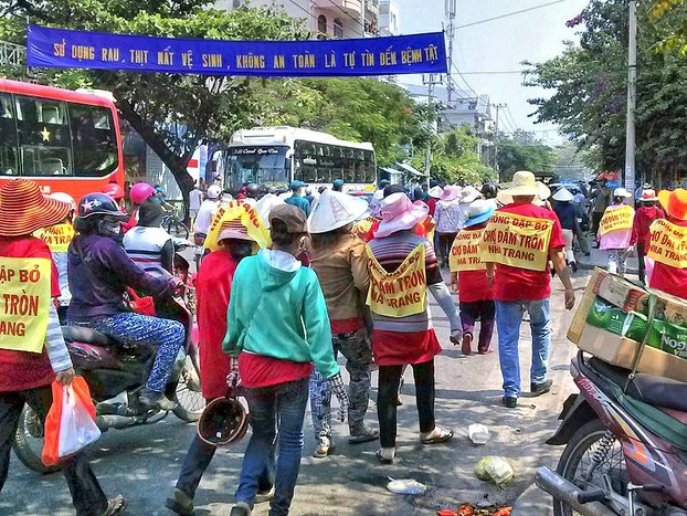 Sáng ngày 20/4/2015, hàng trăm tiểu thương đã tuần hành, biểu tình yêu cầu không phá bỏ chợ Đầm Tròn. danluan.org