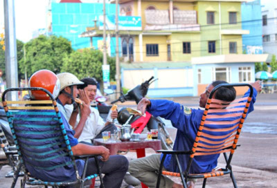 Những người lao động đang hưởng thụ một buổi sáng cuối tuần Những người lao động đang hưởng thụ một buổi sáng cuối tuần