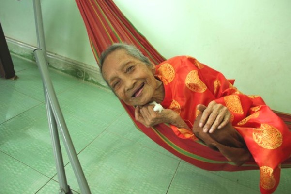 Cụ Nguyễn Thị Trù vẫn khỏe mạnh và tươi cười ở tuổi 122 trong bức ảnh mới chụp ngày 22/4 (Ảnh do Vietkings cung cấp - nld.com.vn)