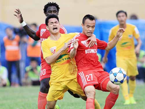 Đình Tùng (giữa), tiền đạo nội đầu tiên ghi hat-trick ở V-League mùa này, không được HLV Miura gọi tập trungẢnh: Hải Anh