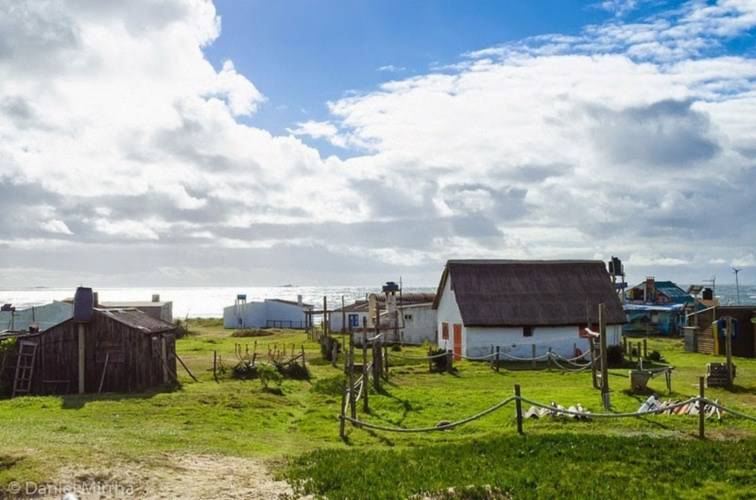 Khám phá ngôi làng kỳ lạ sống thời nguyên thủy ở Uruguay