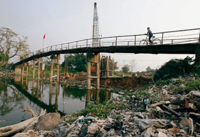 Người dân làng Thống Nhất (Hà Nội) sử dụng nước sinh hoạt chủ yếu từ nguồn giếng khoan, tuy nhiên nguồn nước không được đảm bảo do nước sông Nhuệ chạy quanh làng bị nhiễm Asen rất cao. (Ảnh: kinhtenongthon)