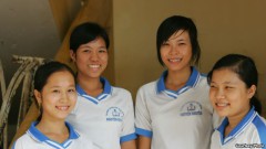 Các em nữ sinh nhận được học bổng của Quỹ châu Á ở tỉnh An Giang. (Ảnh: Asia Foundation)