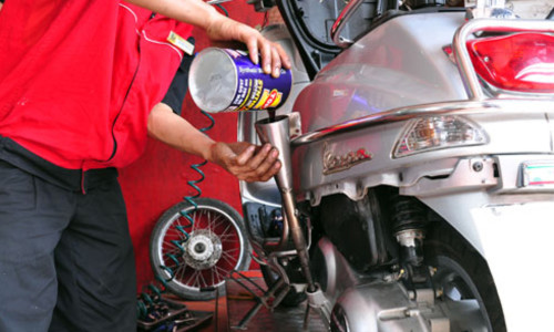 Thay dầu xe máy Xe máy ở Việt Nam đi bao lâu cần thay dầu?