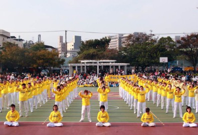 Các học viên Pháp Luân Công biểu diễn các bài tập tại Trường Tiểu học Long Sơn ở Tân Trúc.