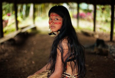 Kichwa-woman-in-Amazonian-rainforest