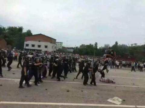 Cảnh sát chống bạo động xông vào đám đông quần chúng tại huyện Lân Thủy, ngày 17 tháng 5 năm 2015 (ảnh: Sina)