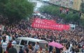 Người dân huyện Lân Thủy, Tứ Xuyên, Trung Quốc biểu tình phản đối chính quyền thay đổi dự án xây tuyến xe lửa.
Ảnh mạng Weibo.
