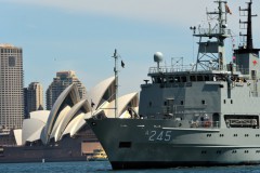 Tàu chiến HMAS Leeuwin của Úc trong sự kiện International Fleet Review 2013 ở Sydney vào ngày 5 tháng 10, năm 2013. Úc đang xem xét gửi tàu hải quân đến giúp đối đầu lại tuyên bố chủ quyền của chính quyền Trung Quốc tại Biển Đông. (Saeed Khan / AFP / Getty Images)