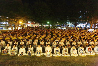 Hơn 1.000 học viên Pháp Luân Công thắp nến tưởng niệm những người tập đồng môn bị đàn áp đến chết ở Trung Quốc trong Công viên Trung tâm, Tân Trúc, Đài Loan.