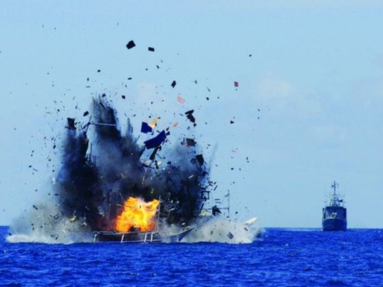 Một tàu nước ngoài bị đánh chìm ngoài khơi tỉnh Bắc Sulawesi hôm 20-5. Ảnh: Reuters
