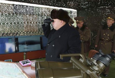 Kim Jong-un và các tướng lãnh Bắc Triều Tiên đang theo dõi một cuộc tập trận (Ảnh do KCNa công bố ngày 21/02/2015)