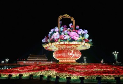 Một lẵng hoa khổng lồ được đặt ở Quảng trường Thiên An Môn, Bắc Kinh để chào mừng lễ kỷ niệm 65 năm ngày thành lập nước Cộng hòa Nhân dân Trung Hoa. Ảnh chụp ngày 30/9/2014. (Ảnh: Feng Li/Getty Images)