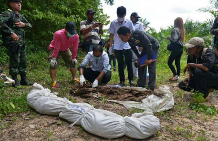Cảnh sát miền nam Thái Lan hồi đầu tháng 5/2015 phát hiện các lều trại bí mật của tổ chức buôn người và hàng chục ngôi mộ tập thể nông. (Ảnh: AFP)