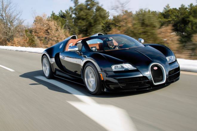 2- Bugatti Veyron 16.4 Grand Sport Vitesse: Mẫu xe duy nhất nổi danh của người Pháp sản xuất, sử dụng động cơ V16 8.0 lít, công suất 1.200 mã lực, thời gian tăng tốc từ 0 đến 100 km/h mất 2,6 giây. Hãng xe Pháp cho biết, mẫu xe này đạt tốc độ 411,2 km/h vào tháng 4/2013. Theo tuyên bố vào tháng 12/2013, hãng đã bán được chiếc Veyron thứ 400 trên toàn thế giới kể từ khi ra mắt vào năm 2005. Xe có giá niêm yết  2,5 triệu USD.