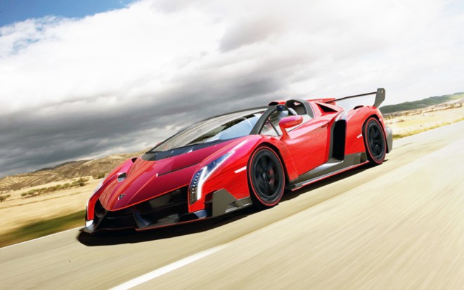 1- Veneno Roadster: Xe do hãng Lamborghini của Ý sản xuất. Sử dụng động cơ V12 6.5 lít, cho phép đạt công suất 750 mã lực, thời gian tăng tốc từ 0 đến 100 km/h sau 2,9 giây. Theo Lamborghini, họ sẽ chỉ sản xuất 9 chiếc trong năm 2014. Xe sử dụng toàn vật liệu tổng hợp trong cấu trúc thân xe nên trọng lượng rất nhẹ. Tốc độ tối đa của Veneno Roadster là 356 km/h. Giá bán 4,5  triệu USD.