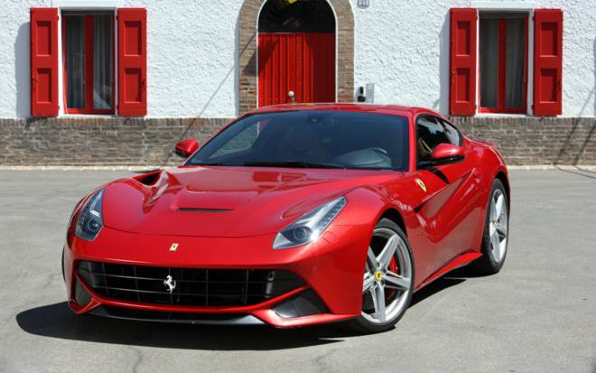 7- Ferrari F12 Berlinetta: Do Italy sản xuất, sở hữu sức mạnh 710 mã lực từ động cơ V12 6.3 lít V12, thời gian tăng tốc từ 0 lên 100 km/h sau 3,1 giây. Giá bán 315.888 USD.