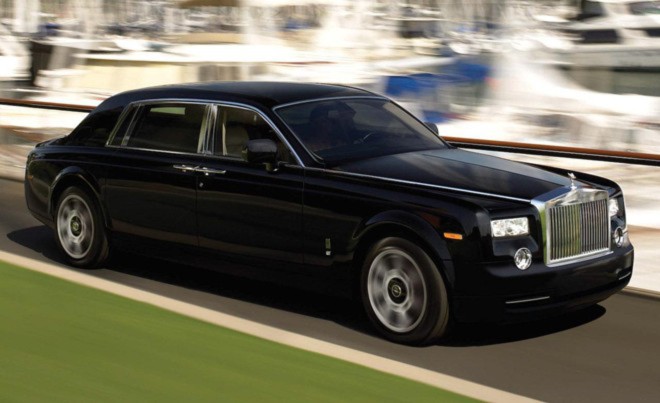 6- Rolls-Royce Phantom Extended Wheelbase (bản thân dài): Thương hiệu nổi danh quý tộc đến từ Anh quốc, được trang bị động cơ V12 6.75 lít, công suất 453 mã lực, thời gian tăng tốc từ 0 lên 97 km/h sau 5,8 giây. Giá niêm yết của xe này là 385.000 USD.